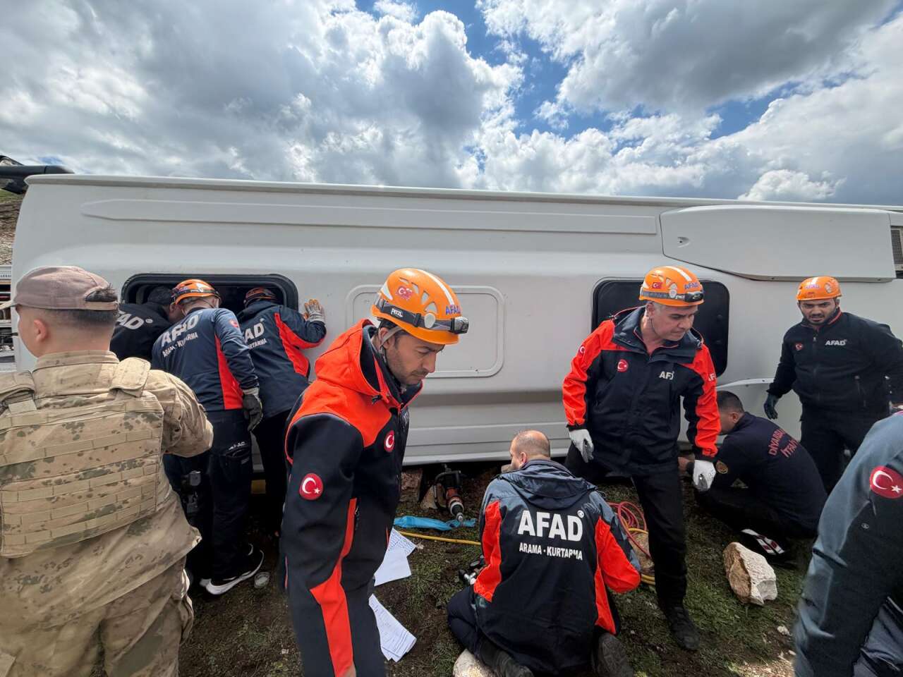Yolcu otobüsü devrildi! Ölü ve çok sayıda yaralı var 11